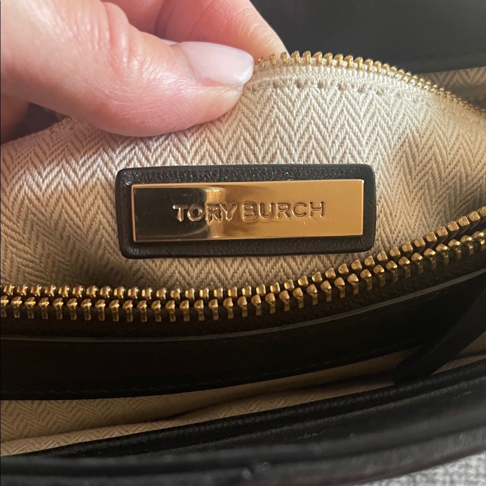 Tory Burch Kira Chevron Large Quilted Leather Shoulder Bag. Convertible strap. - Picture 6 of 15